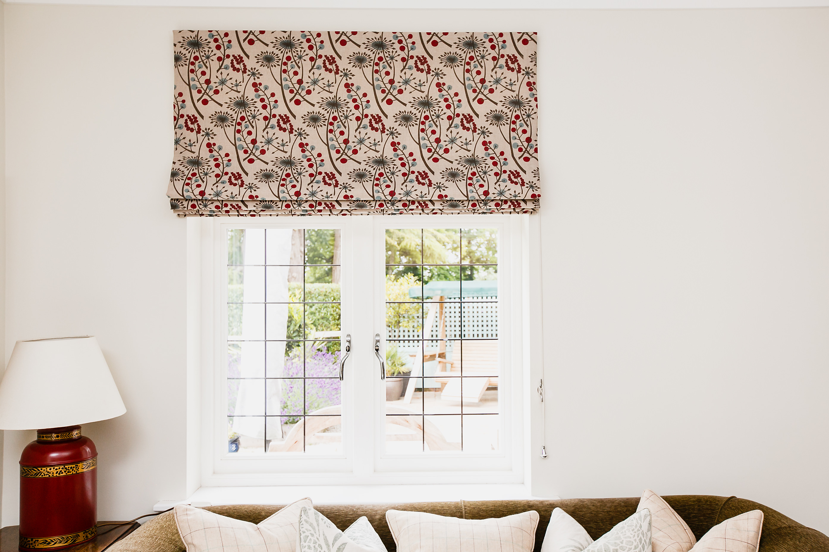 Guildford kitchen : roman blind in red blue fabric